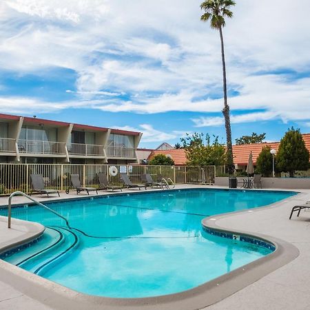 Travelodge By Wyndham Monterey Bay Экстерьер фото