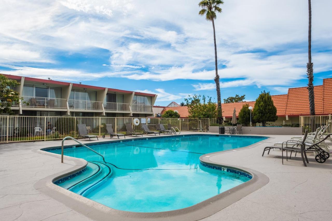 Travelodge By Wyndham Monterey Bay Экстерьер фото