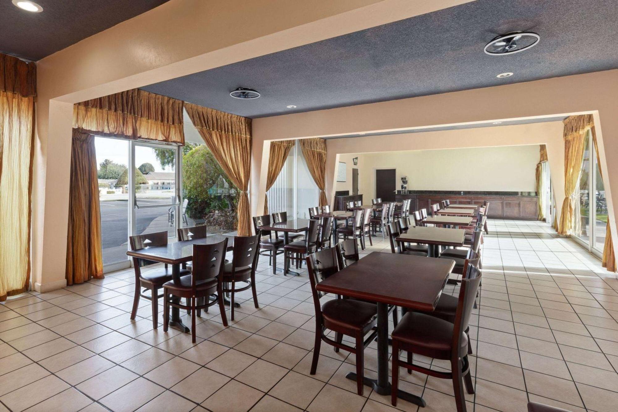 Travelodge By Wyndham Monterey Bay Экстерьер фото