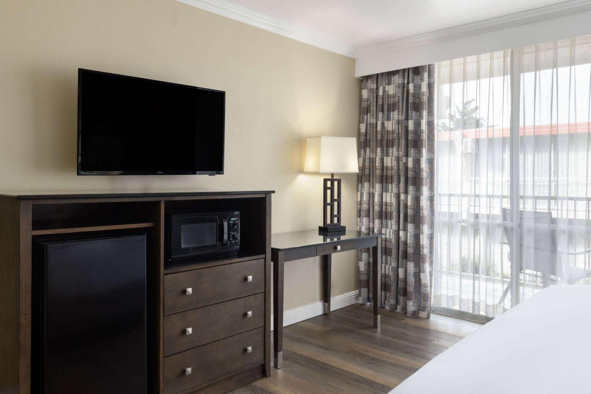 Travelodge By Wyndham Monterey Bay Экстерьер фото