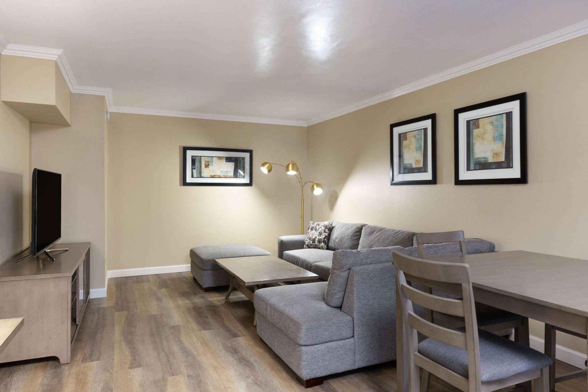 Travelodge By Wyndham Monterey Bay Экстерьер фото
