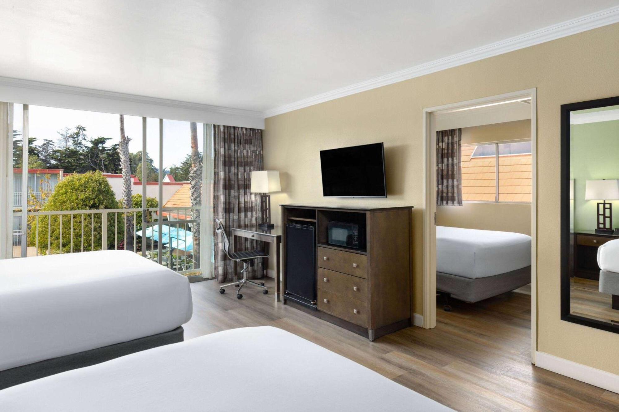 Travelodge By Wyndham Monterey Bay Экстерьер фото