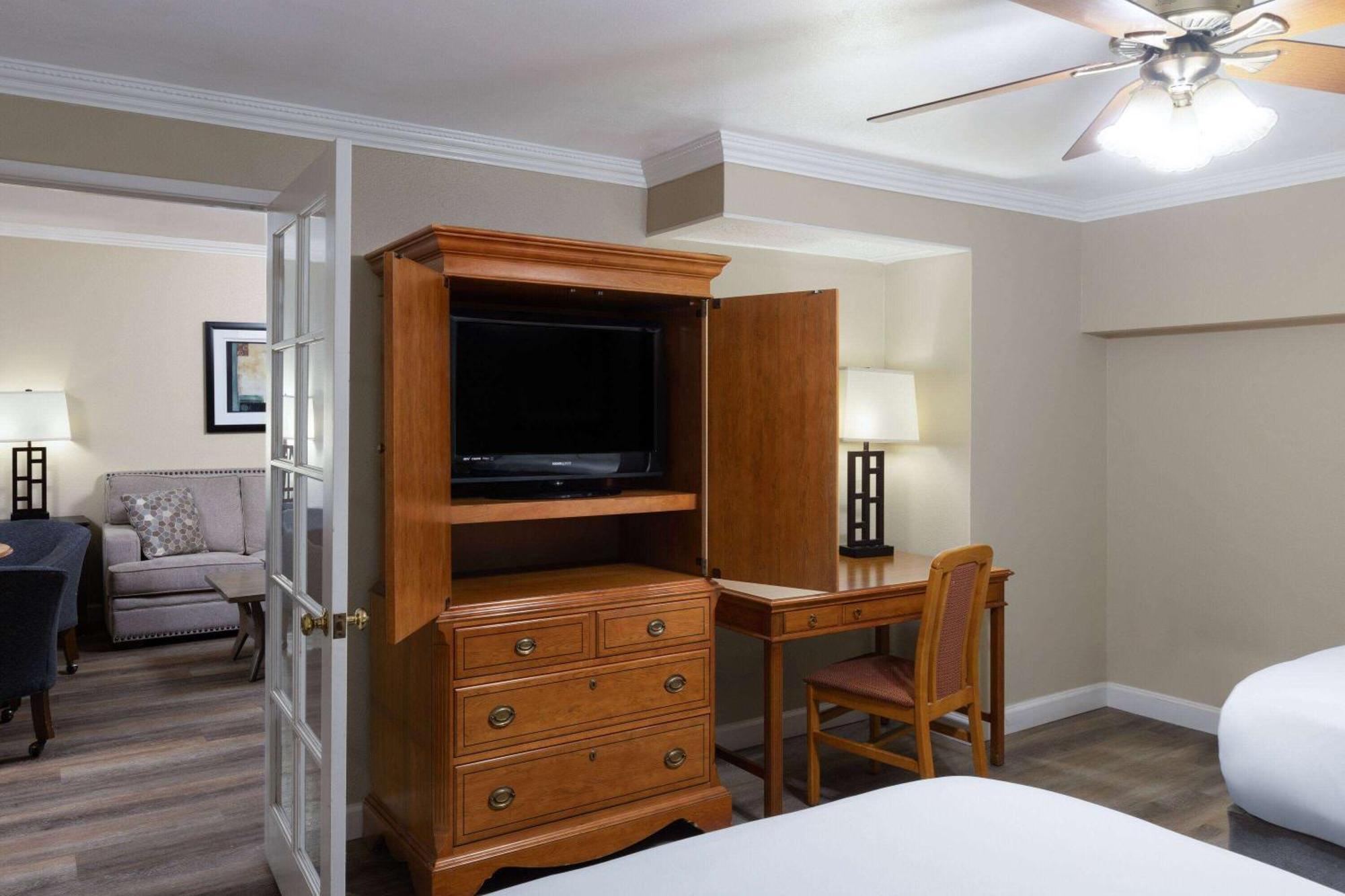 Travelodge By Wyndham Monterey Bay Экстерьер фото