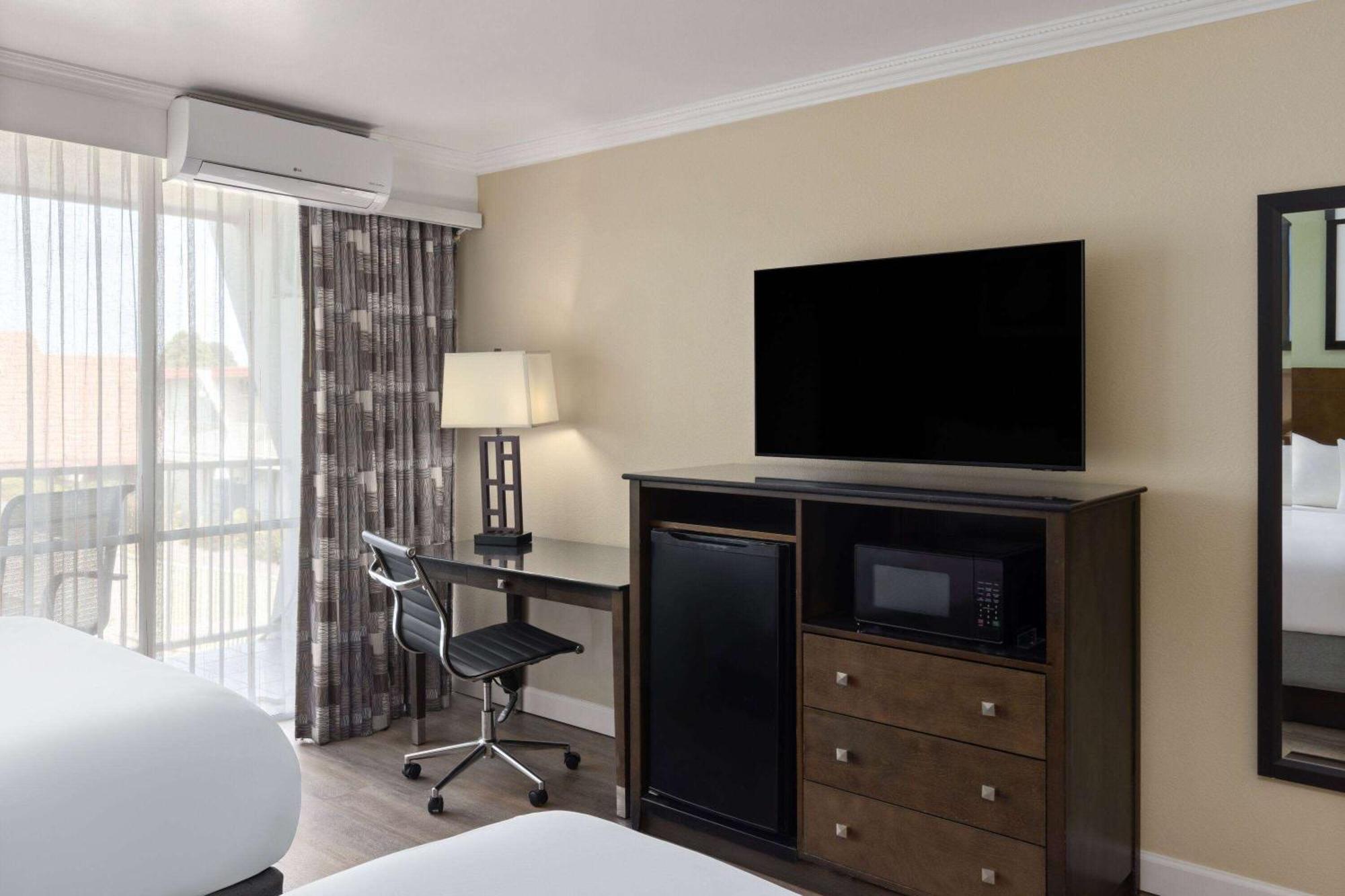 Travelodge By Wyndham Monterey Bay Экстерьер фото