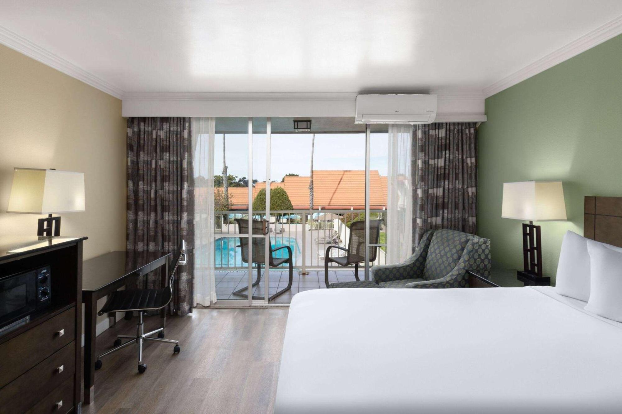 Travelodge By Wyndham Monterey Bay Экстерьер фото