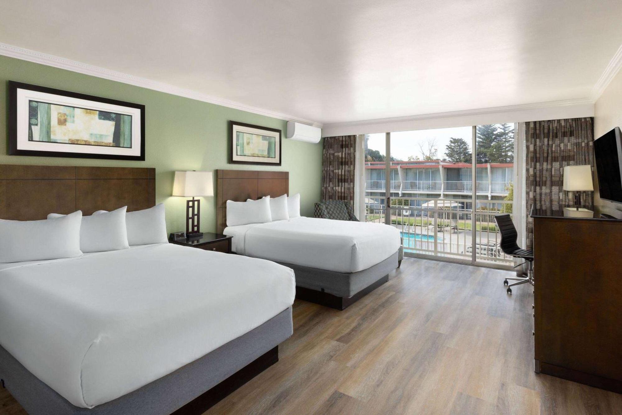 Travelodge By Wyndham Monterey Bay Экстерьер фото