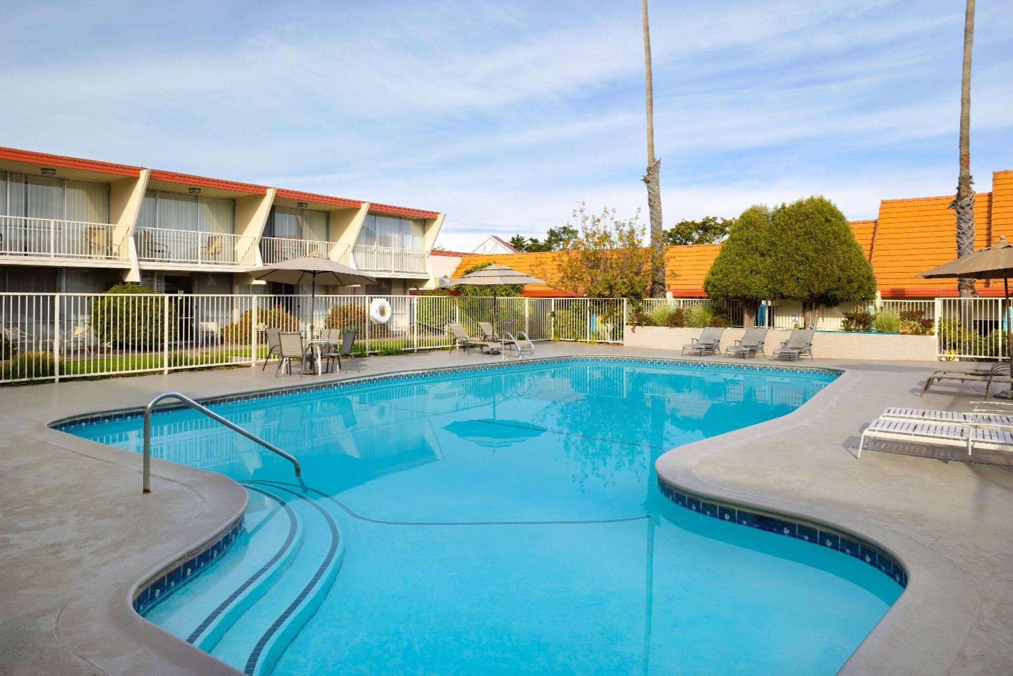 Travelodge By Wyndham Monterey Bay Экстерьер фото