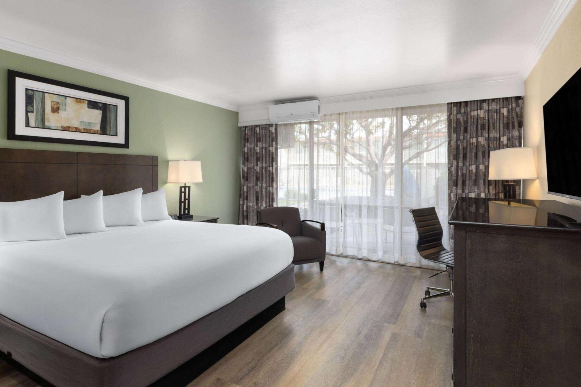 Travelodge By Wyndham Monterey Bay Экстерьер фото