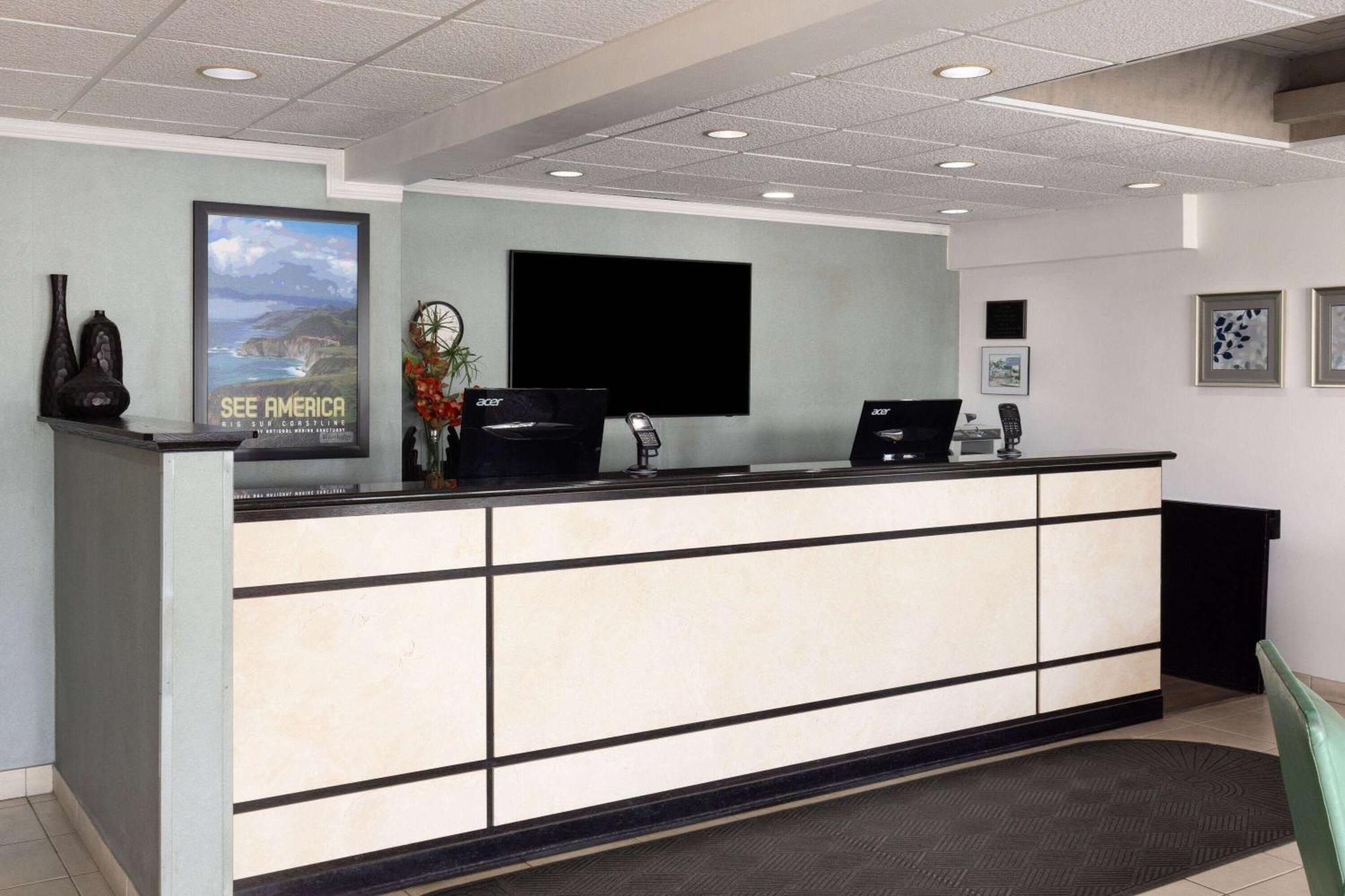 Travelodge By Wyndham Monterey Bay Экстерьер фото