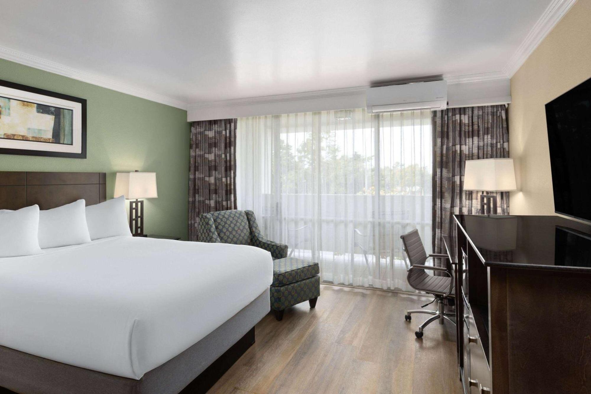 Travelodge By Wyndham Monterey Bay Экстерьер фото
