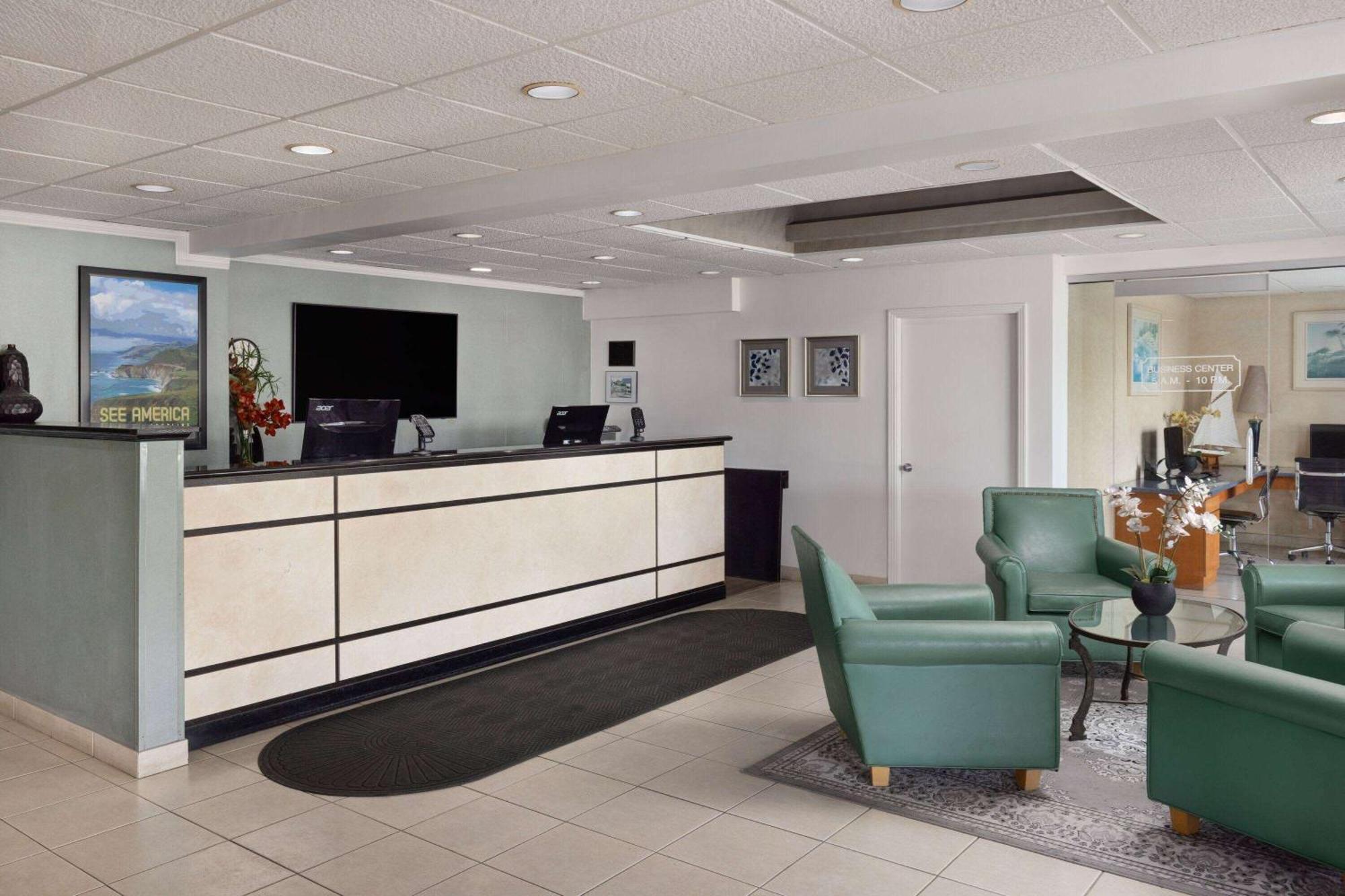 Travelodge By Wyndham Monterey Bay Экстерьер фото
